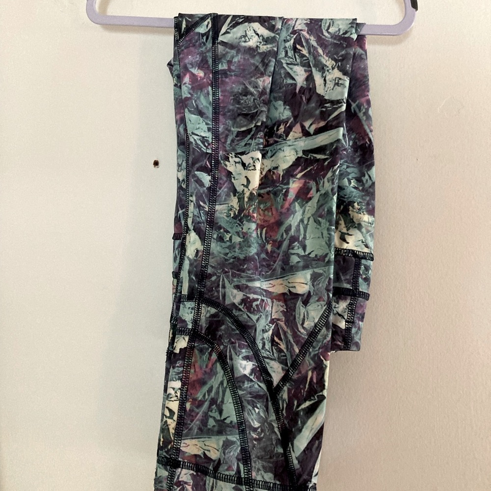 Lululemon color shard capri leggings